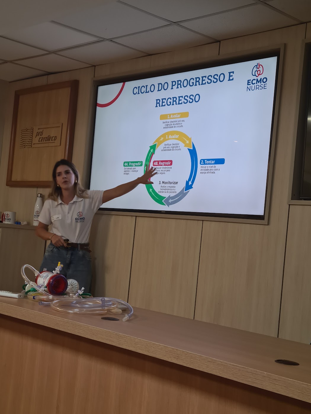 Instrutora da ECMO NURSE conduzindo aula teórica