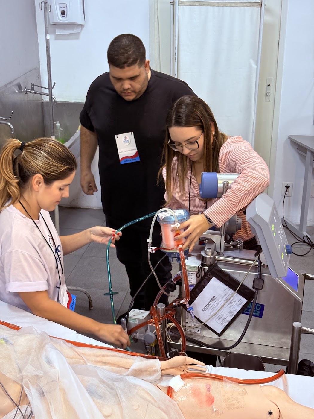 Alunos operando o circuito de ECMO durante a prática