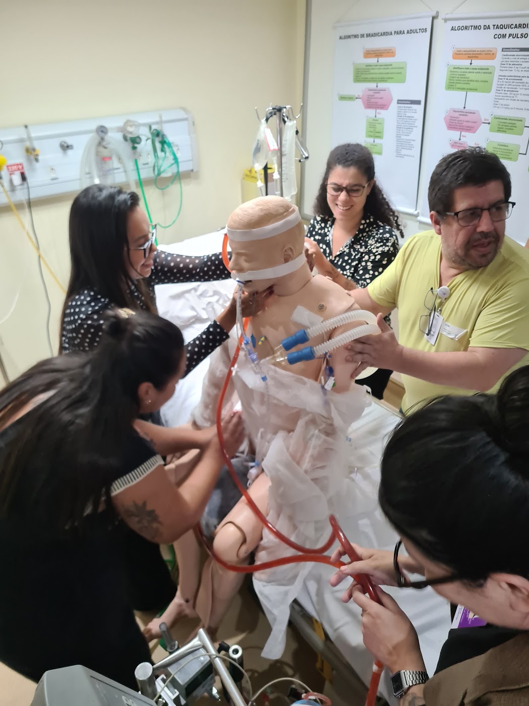 Equipe treinando a mobilização do paciente em ECMO durante a simulação