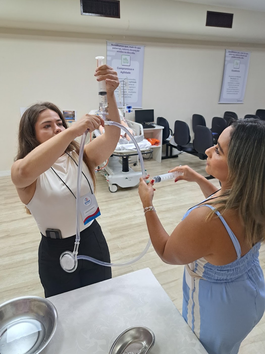 Alunas treinando o preparo do circuito na prática do encontro presencial